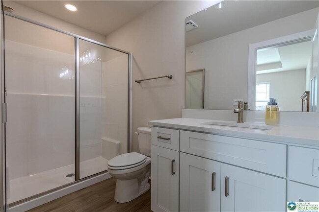 Building Photo - 1411 Greenview Dr