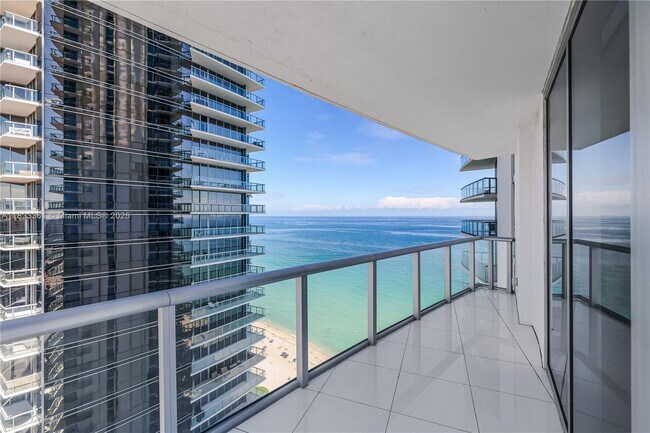 Building Photo - 17001 Collins Ave