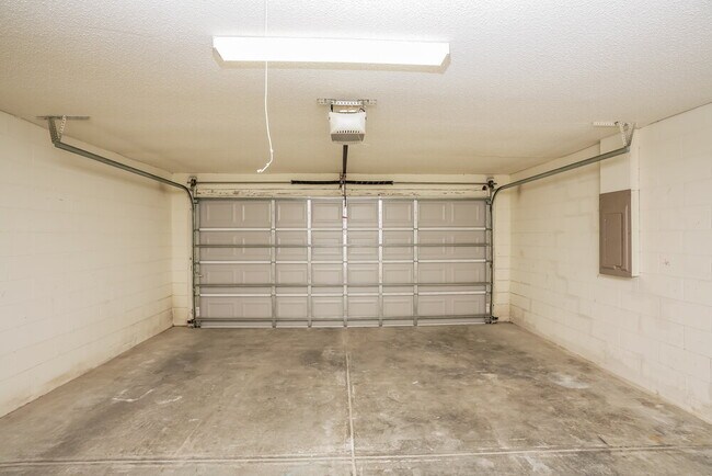 Building Photo - 5208 Oceanside Ct