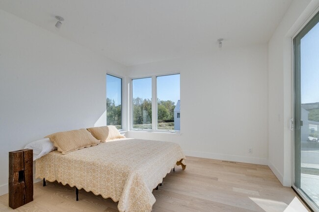 Building Photo - 4043 Serenbe St