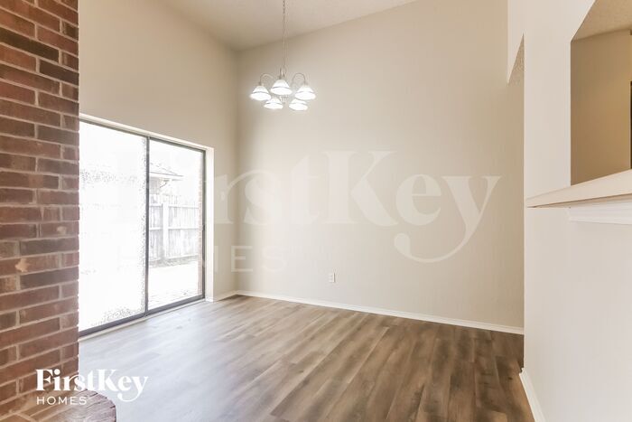 Building Photo - 2216 Turf Club Dr