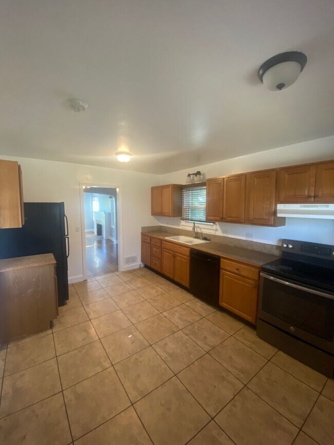 Building Photo - 5 bed 2.5 bath home