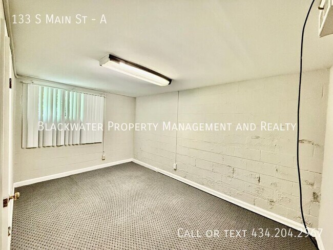 Building Photo - 133 S Main St
