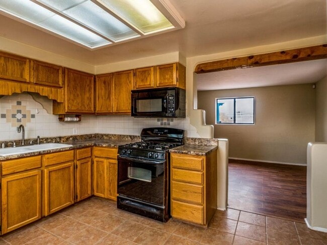 Building Photo - 2838 Aliso Dr NE