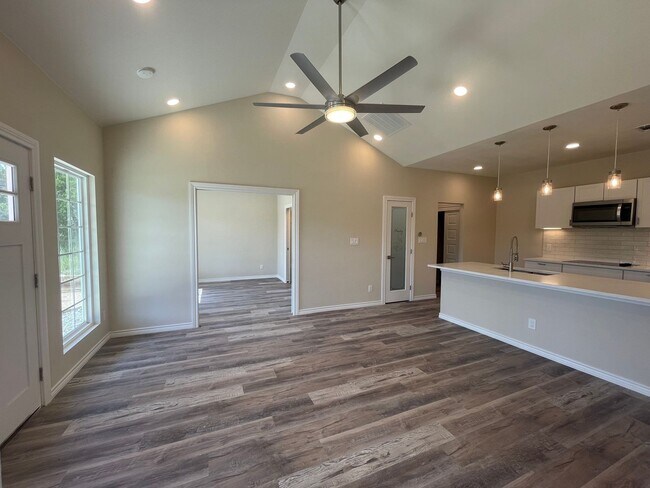 Building Photo - NEW ON MARKET