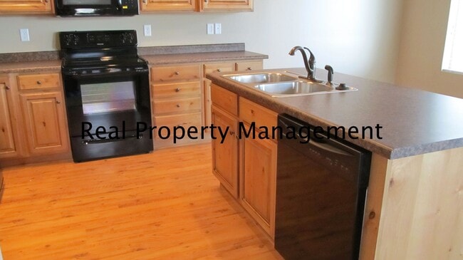 Building Photo - A Fantastic 3 bedroom, 2.5 bath Town Home ...