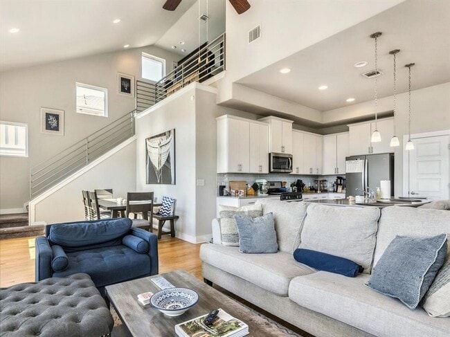 Building Photo - Inviting 4/BR 2.5/BA Home in Austin