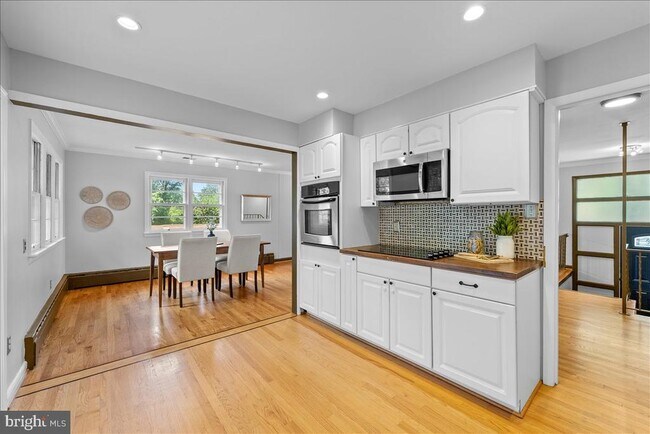 Building Photo - 3035 Hazelton St