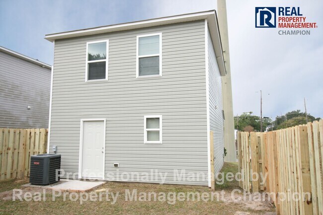 Building Photo - Adorable 3 BD 1.5 BA Home on Corner Lot with Fenced Back Yard