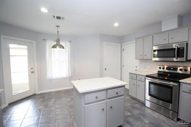 Building Photo - 22 Arapaho Dr