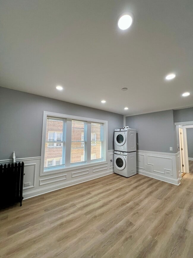 Building Photo - 1701 W Albion Ave