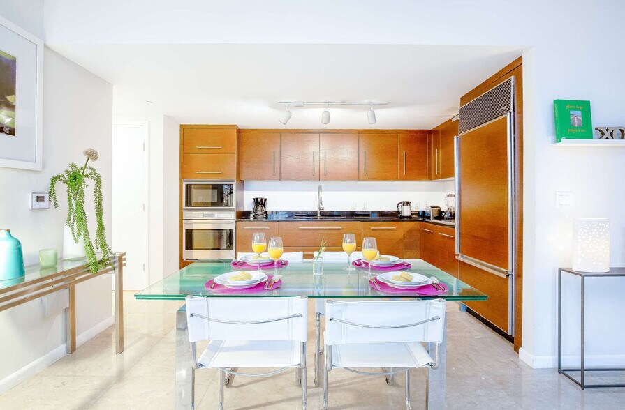 Building Photo - 485 Brickell Ave