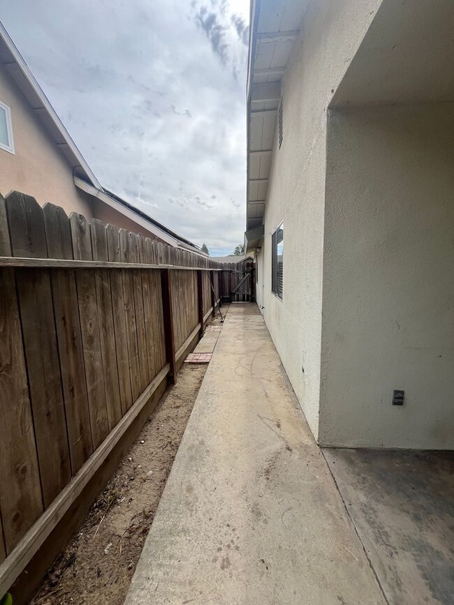 Building Photo - Charming home for rent in Tulare! Availabl...