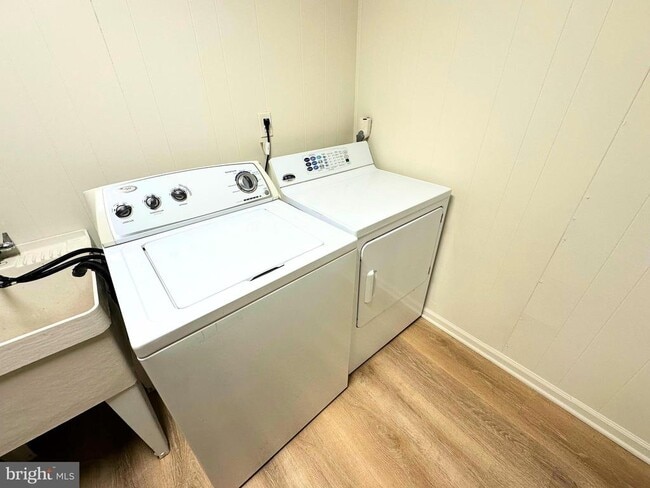 Building Photo - 208 Commons Dr NW