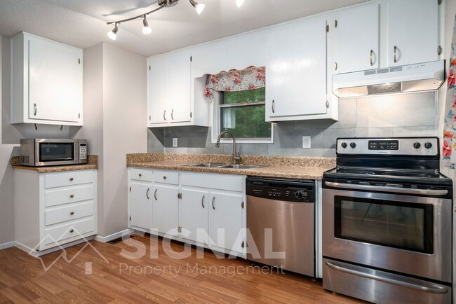 Building Photo - 5040 Oak Leaf Cir