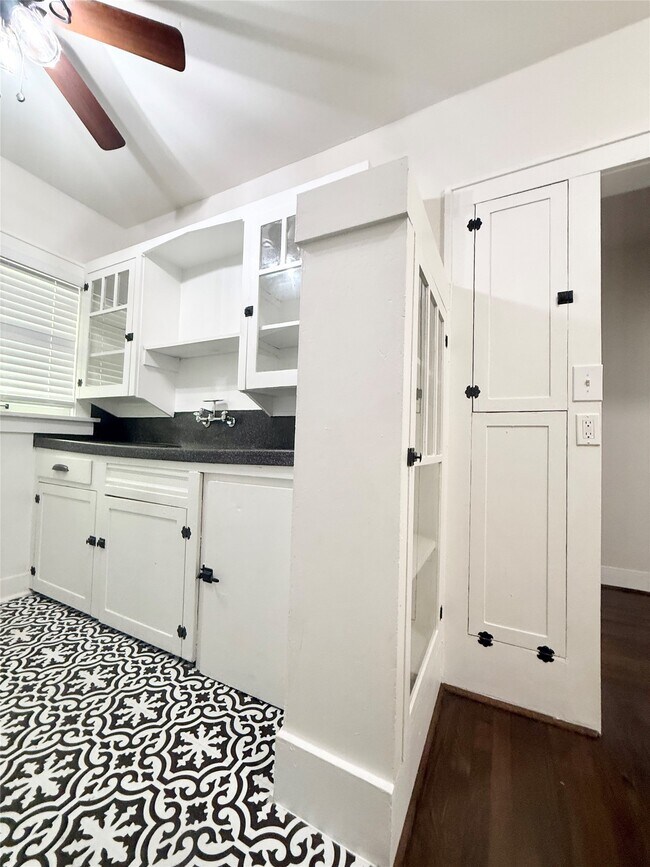 Building Photo - 1136 Berthea St