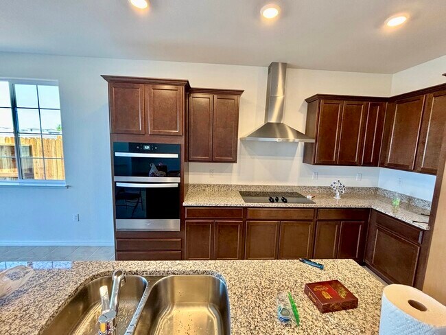Building Photo - 1570 Pinchot Dr