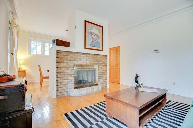 Living room - 601 5th St SE
