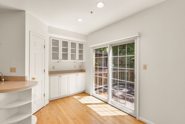 Building Photo - 3 Bed 3.5 Bath - Rockville Townhome - 2 Ca...