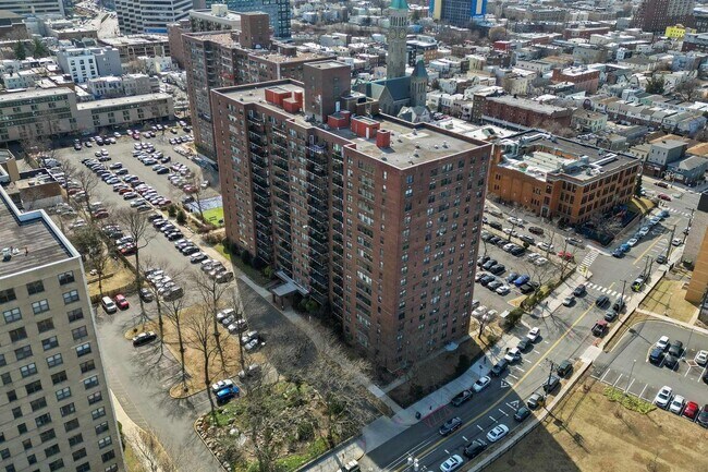 Building Photo - 225 St Pauls Ave