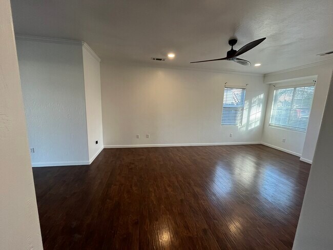 Building Photo - 5183 E Lowe Ave