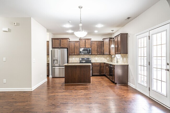 Building Photo - 135 Almond Dr