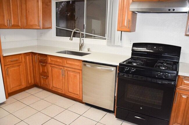 Building Photo - Cypress (125-127) South