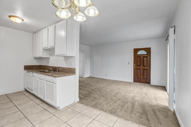 Building Photo - Upstairs 1 Bedroom Condo w/ Parking - Fresh Paint & Carpet!