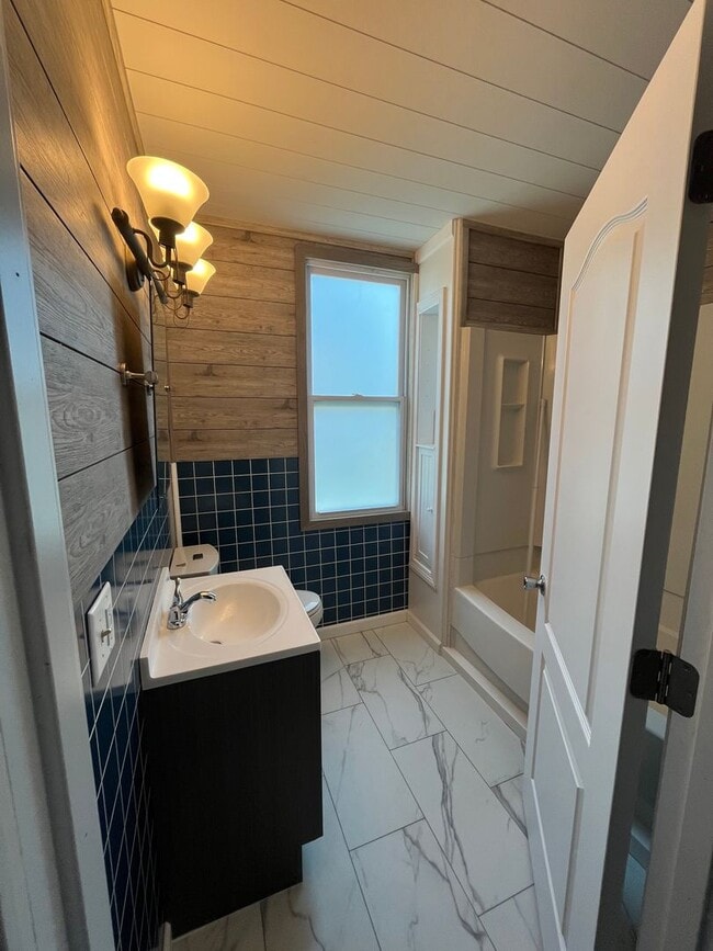 Building Photo - 1 1/2 story 2 Bedroom home!!