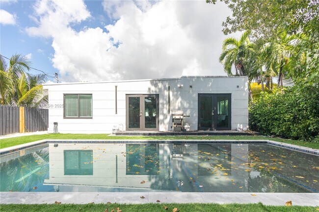 Building Photo - 2360 SW 12th St