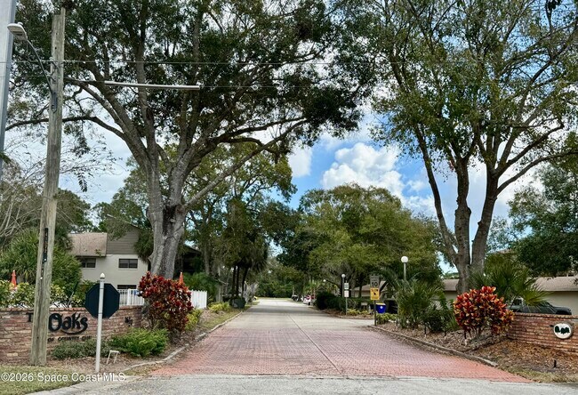 Building Photo - 1600 Woodland Dr