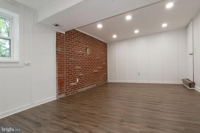 Building Photo - 9802 Lomond Dr