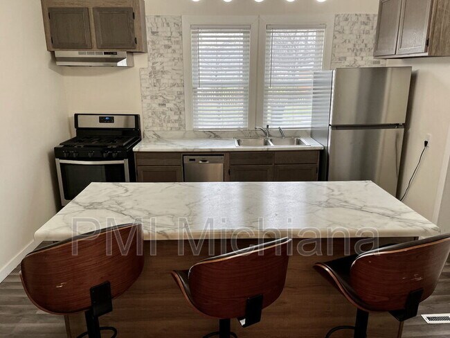 Building Photo - 924 Sherman Ave