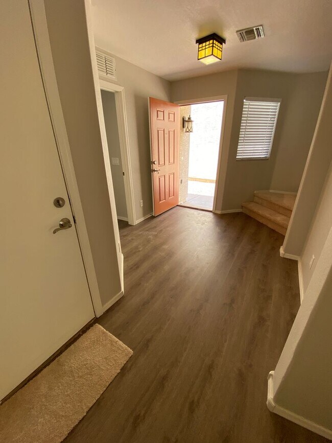 Building Photo - 4 Bedroom, 3 bath, two story with loft in ...