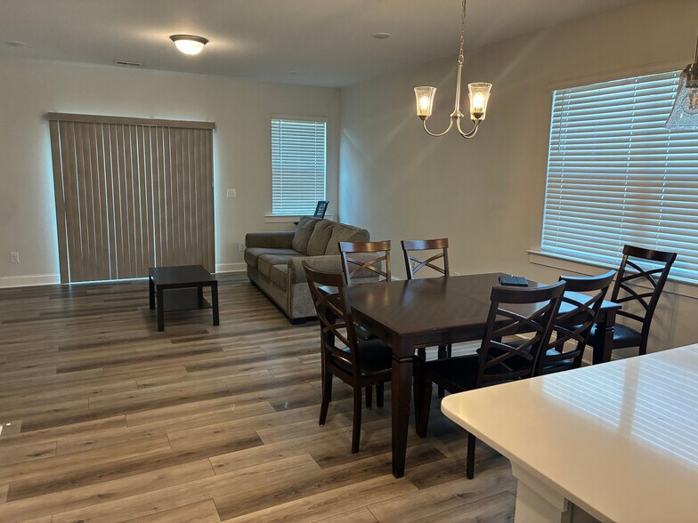 Building Photo - Room in Townhome on Old Grove Ln