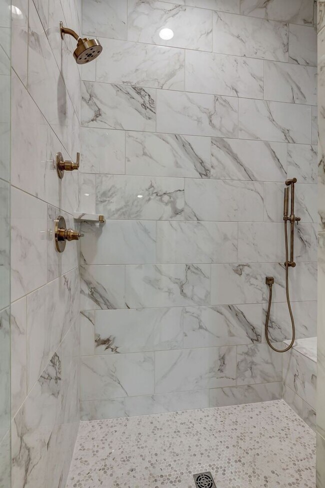 Building Photo - Luxurious Low-Maintenance Living in Westha...