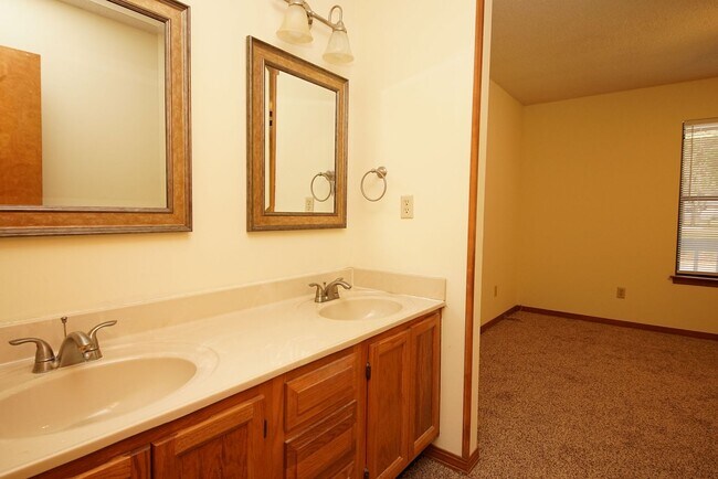 Building Photo - Waterfront Townhome in Central Niceville