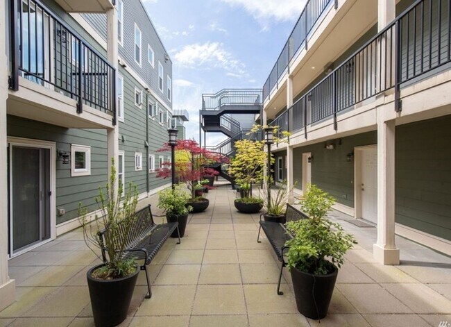 Building Photo - Top Floor Mini Studio, Tangletown-Greenlake