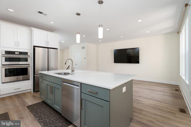 Building Photo - 3 E Hartwick Dr