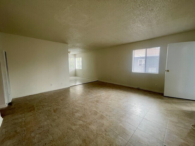 Building Photo - Specious 2 Bedrooms 1 Bathroom with Parkin...