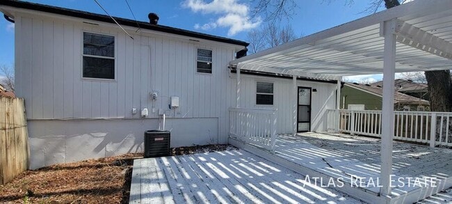 Building Photo - 4912 N Sycamore Dr