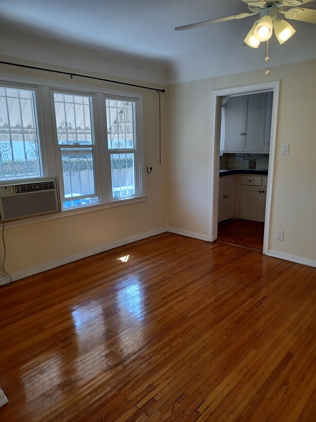 Dining room - 641 N Harper Ave