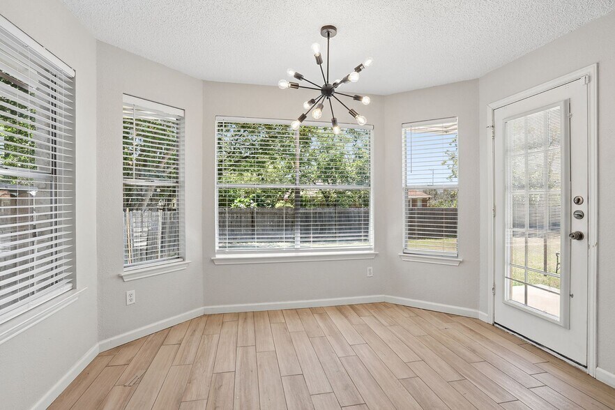 Building Photo - 15301 Ecorio Dr