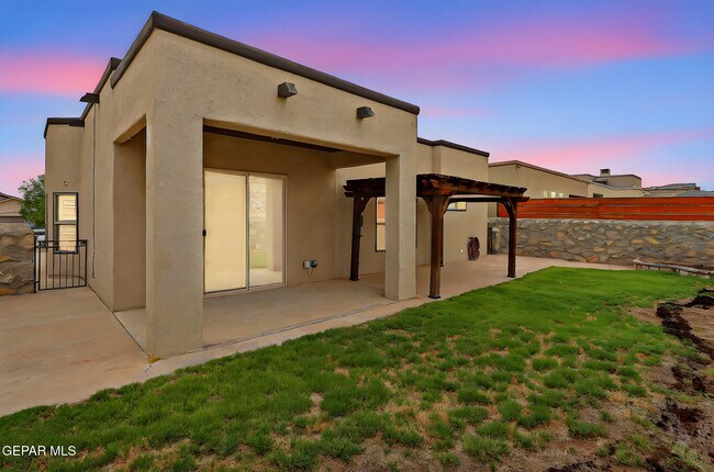 Building Photo - 308 S Manzanita Dr