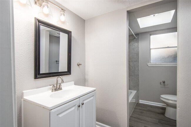 Building Photo - 1702 Athens Dr