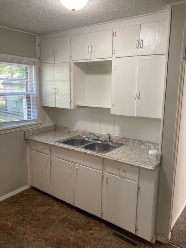 Building Photo - Great 2 Bedroom 1 Bath + 2 Non conforming bedrooms