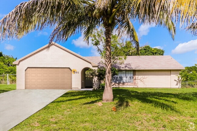 Building Photo - 501 SW Belmont Cir