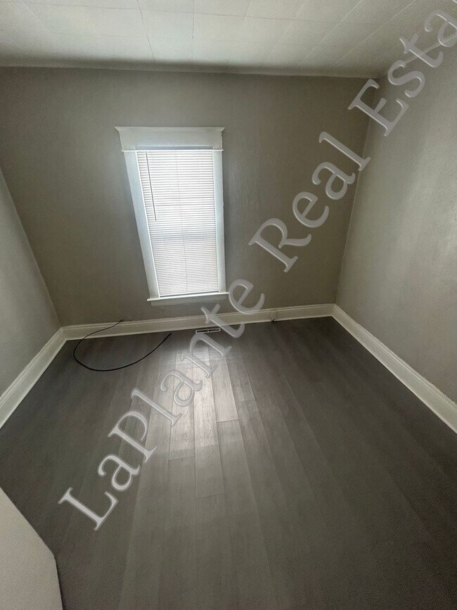 Building Photo - Comfortable Single-Family Home for Rent