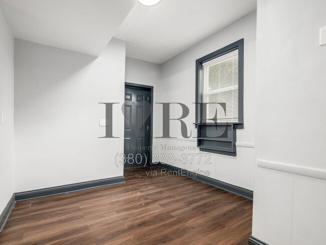 Building Photo - 806 Sullivant Ave