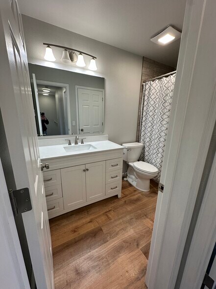 Building Photo - 1055 E Klatt Rd